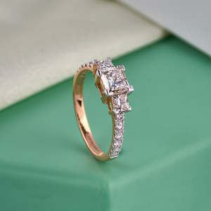 Purecarat 14K oro princesa corte tres piedras anillo de compromiso joyería fina - Product Image 5