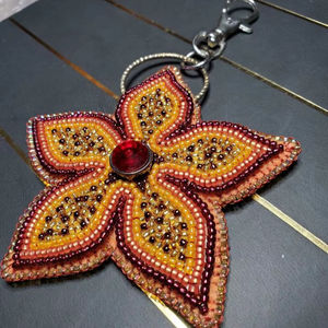 Porte-clés Fleur Étoilée Perlée, Breloque de Sac Faite à la Main en Perles de Verre, Broderie Strass, Pendentif Orange Rouge avec Clip - Product Image 1