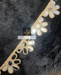 Ribete de encaje bordado con lentejuelas doradas premium en forma de flor para Saree, Lehenga, Blusa, Prendas Étnicas y Bolsos - Product Image 2
