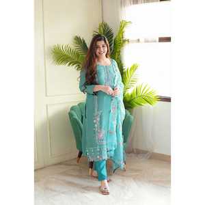 Ensemble de vêtements de fête pour femmes de créateur avec fil à broder et paillettes - Product Image 2