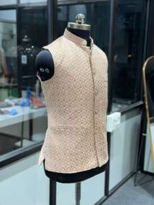 Abrigo de Hombre de Alta Calidad con Bordado y Lentejuelas para Ceremonias Reales, Disponible a Buen Precio - Product Image 5