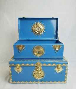กล่องไม้สีน้ำเงินสุดหรู งานแฮนด์เมด พร้อมฮาร์ดแวร์ทองเหลืองโบราณรูปพระอาทิตย์และพระจันทร์ สำหรับเก็บของ - Product Image 1