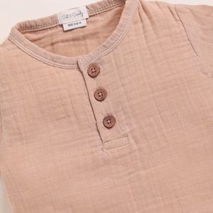 Camiseta Henley de manga corta de muselina orgánica con conjunto de pantalón de salón Latte de calidad superior + Cocoa Whisper Ropa de bebé - Product Image 3