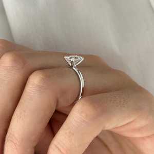 Bague solitaire ovale en diamant de laboratoire de 1,5 carat à 4 griffes, bague de fiançailles minimaliste en or blanc, certifiée IGI - Product Image 3