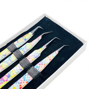Pince à épiler pour extensions de cils avec pointe recouverte de plasma noir et motif floral, emballage en boîte cartonnée, lot de 4 pinces. - Product Image 5