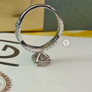 Anillo de Compromiso de Tres Piedras con Diamante Ovalado Cultivado en Laboratorio de 3.20 TCW en Oro de 14K, Certificado IGI, Joyería Nupcial de Lujo para Mujer - Product Image 5