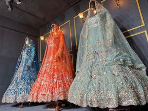 ชุดสูท lehenga choli ดีไซน์ใหม่พร้อมด้วยงานหนักและ jarstones ประกายเหมาะสำหรับเจ้าสาว - Product Image 3