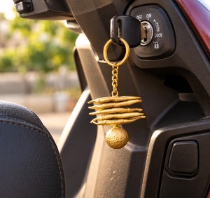 Porte-clés en laiton Nimbu Mirchi, vert citron doré, piment, Nazar Battu, breloque pour voiture, moto, scooter, maison - Product Image 2