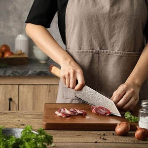 Couteau artisanal en cuivre damas style Kiritsuke avec lame inclinée et manche en bois pour une découpe précise en cuisine - Product Image 3