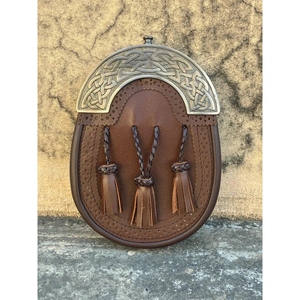 Sac Sporran Celtique en Cuir Véritable Premium avec Cantle Métallique Celtique Gaufré et Triple Pompon pour un Style Écossais des Highlands - Product Image 1