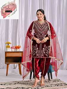 Conjunto de Top y Dhoti de Terciopelo Viscosa Color Granate con Bordado Moderno de Terciopelo y Trabajo de Lentejuelas Multibordado, y Dupatta - Product Image 3