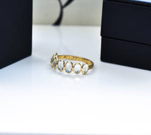 Hermoso Anillo de Oro Amarillo de 14K con Incrustaciones de Piedras de Luna Arcoíris Naturales en Forma Ovalada - Product Image 3