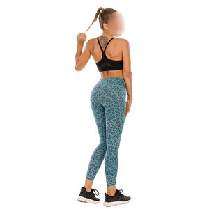 Leggings en tissu lisse pour femmes, conçus pour un look épuré, une structure flexible et un confort fiable. - Product Image 3