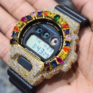 Montre numérique à quartz de luxe avec lunette sertie de pierres arc-en-ciel, cadran en cristal saphir, bracelet en plastique, affichage de la date pour homme - Product Image 6