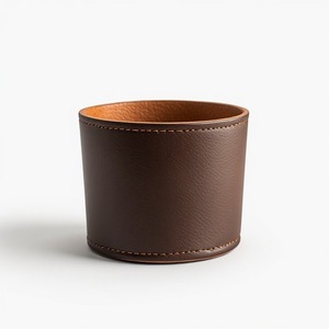 Mini-jardinière en cuir artisanal de luxe, conçue pour une décoration de table élégante avec des détails raffinés et un caractère naturel - Product Image 1