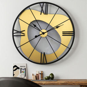 Horloge murale en métal la plus vendue qui sublime instantanément l'espace grâce à une présence moderne audacieuse alliant durabilité et design intemporel. - Product Image 1