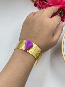 Bracelet manchette ouvert bohème fait main plaqué or 24 carats avec druse de sucre violette naturelle et texture martelée, pierre précieuse violette, style chrétien - Product Image 3