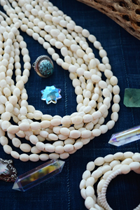 ลูกปัดกระดูกอูฐทรงกระบอก สีขาวงาช้างธรรมชาติ 10 เม็ด ขนาดคละกัน ผลิตในไนจีเรีย / ลูกปัดชนเผ่าแอฟริกัน - Product Image 5