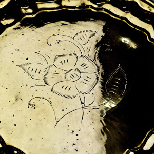 Plat de service rond en laiton gravé à la main avec bord festonné – Plateau floral gravé doré vintage - Product Image 4