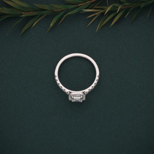 Anillo de Aniversario de Platino 950 con Esmeralda Cultivada en Laboratorio Certificada por IGI y Diamante de Corte Redondo para Hombre y Mujer - Product Image 3