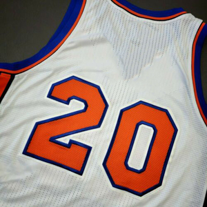 Maillot de basket-ball unisexe blanc sans manches, débardeur numéro 20, bordure orange et bleue, col en V, évacuation de l'humidité, personnalisable pour équipe, 100 % polyester - Product Image 5
