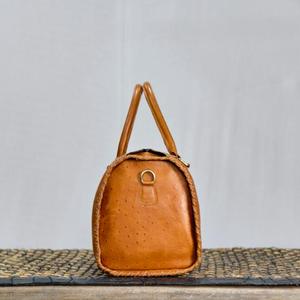 Bolsa de Viaje de Cuero de Lujo con Asa Superior y Cierre de Cremallera, Diseño Marrón con Patrón de Avestruz, Duradera - Product Image 2