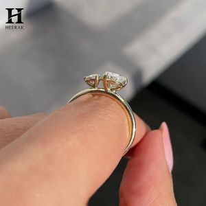 Bague personnalisée en moissanite à deux pierres taille poire Toi et Moi, solitaire bypass, bijoux fins, fabrication en gros - Product Image 3