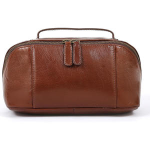 Trousse de toilette vintage personnalisée en toile cirée et cuir pour homme, trousse de rasage et de rangement pour cosmétiques, en vente - Product Image 1