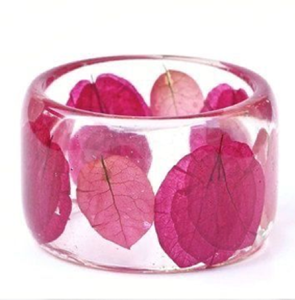 Brazaletes anchos de resina transparente con incrustaciones de hojas florales de buganvilia rosa intenso prensadas, disponibles a precios de mayorista. - Product Image 1