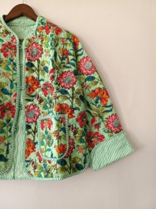 เสื้อแจ็คเก็ตฤดูหนาวลายดอกไม้แบบกลับด้านได้ คอวี ผลิตจากผ้าฝ้าย 100% - Product Image 2