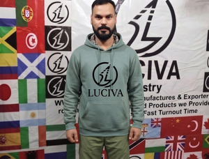 Sudadera con Capucha Térmica de Forro Polar de Manga Larga Unisex – Sudadera Verde Mate Premium con Gráfico de Marca Negro Intenso - Product Image 4