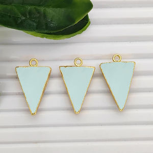 Dijes de Calcedonia Aqua en Forma de Triángulo, Electrochapados, Calcedonia de 20x15mm, Chapados en Oro, Hechos a Mano, Conector para Fabricación de Joyería - Product Image 1