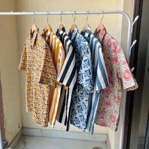 เสื้อเชิ้ตผู้ชายผ้าฝ้ายแท้ ระบายอากาศได้ดี ลายดอกไม้ คอวี กระดุมเขาสัตว์ สวมใส่สบายๆ ในฤดูร้อน - Product Image 1