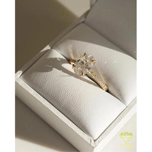 Bague de fiançailles élégante en moissanite, sertie d'un diamant de taille ovale, avec une alliance dorée, bague de luxe parfaite - Product Image 5