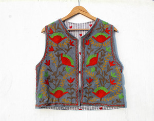 Chaleco de Terciopelo Bordado Suzani Floral, Chaleco Boho de Terciopelo Suzani, Chaqueta Corta de Terciopelo Suzani, Chaleco Bohemio - Product Image 1