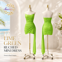 Robe sans manches, design dos nu moulant et tendance, idéale pour l'été à la plage ou sur les dunes de sable.