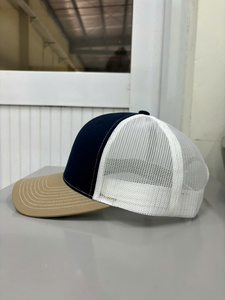 Casquette Trucker Bicolore Tendance avec Logo Personnalisé sur 6 Panneaux, Profil Moyen, Dos en Maille Respirante pour Activités de Plein Air, Fabriquée au Vietnam - Product Image 2