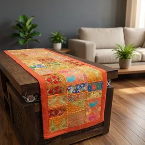 Décoration murale en coton indien faite à la main, patchwork brodé, chemin de table - Product Image 1