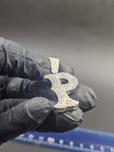 จี้เพชรโมอิสซาไนต์ทรงกลมเจียระไนแบบบริลเลียนท์ ชุบโรเดียม เงินแท้ 925 ดีไซน์ฮิปฮอปสุดหรู พร้อมสลักชื่อตัวอักษรเป็นของขวัญ - Product Image 4