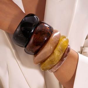 Elegante Brazalete de Resina Hecho a Mano con Acabado Premium para Mujer, Regalos para Cumpleaños, Aniversarios y Festividades - Product Image 3