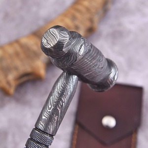 Marteau en acier Damas forgé à la main, acier au carbone soudé, outil de forgeage de 10 pouces, manche à motif unique. - Product Image 3
