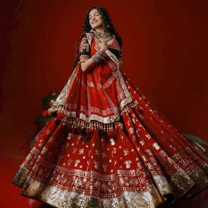 Robe traditionnelle pour femme en satin brodé rouge, coupe trapèze, taille empire, imprimé floral, écologique, pour mariage et fête - Product Image 2