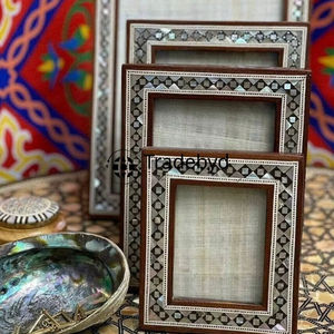 Marco de Fotos Vintage Creativo con Incrustaciones de Madreperla y Acabado Brillante, Hecho a Mano por Tradebyd - Product Image 1