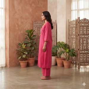 Ensemble Kurta 2 pièces pour femme en soie 100% rose uni brodé, respirant, à manches trois-quarts, coupe décontractée et tissé - Product Image 5