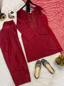 Haut en soie crêpe naturelle avec broderie de perles et de sequins faites à la main, style Farshi, et dupatta entièrement cousus. - Product Image 5