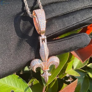 Colgante de Moissanita Chapado en Oro Rosa con Diseño de Flor de Lis, Micro Pavé, Estilo Iced Out, Amuleto Temático, Joyería de Lujo para Uso Diario, Colgante Hip Hop - Product Image 6