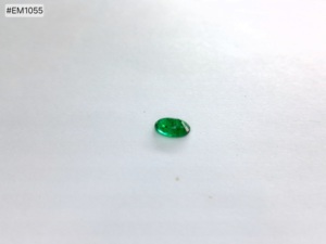 พลอยมรกตแซมเบียสีเขียวธรรมชาติ 100% รูปทรงวงรี น้ำหนัก 0.65 กะรัต คุณภาพสูง สีอ่อนใส เหมาะสำหรับแหวนและจี้ - Product Image 3