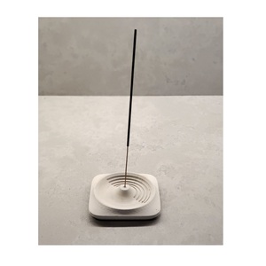 Brûleur d'encens en céramique, base carrée blanche avec motif en spirale, support d'aromathérapie pour bâtonnets d'encens - Product Image 2