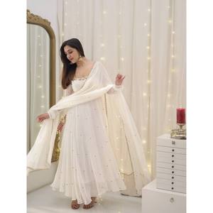 ชุดเดรสสีขาว SRK ไซส์ XL สำหรับงานพิเศษ พร้อมผ้าคลุมไหล่ปักลายและกางเกง - Product Image 3