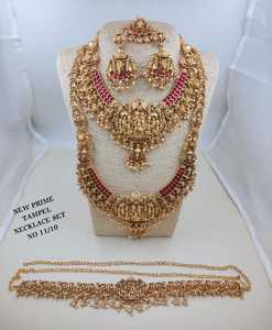Parure de bijoux de mariée Lakshmi antique haut de gamme avec collier superposé, design traditionnel indien du sud en or pour mariage - Product Image 2